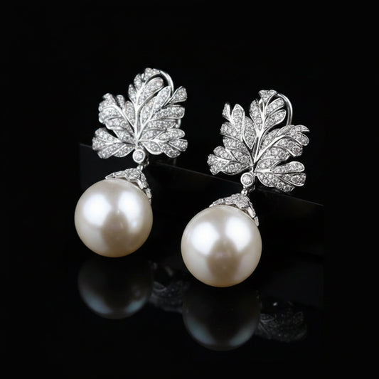 Boucles d'Oreilles Pendantes Feuille Pavée Zircon & Perle – Élégance Vintage