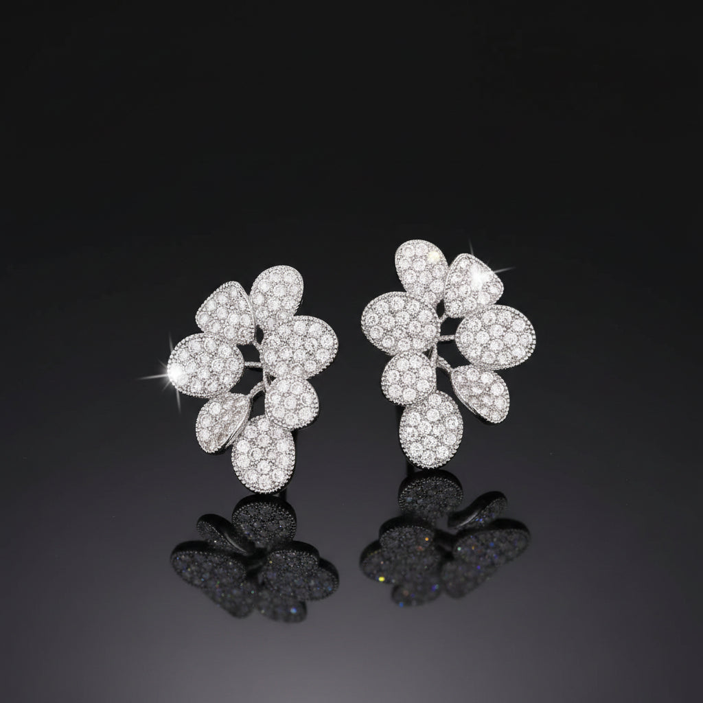 Boucles d’Oreilles Puces Fleur Pavée Zircon – Plaquées Argent