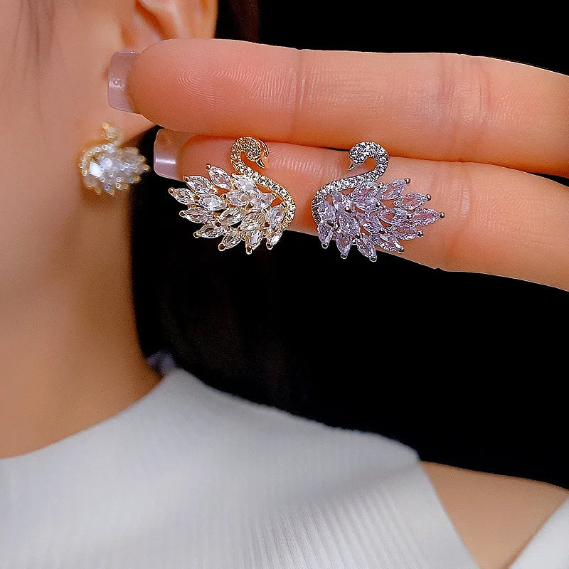 Boucles d'oreilles Cygne Colorées Style Déesse Luxe Léger, Zircon Micro-serti, Longues Boucles Tendance et Polyvalentes